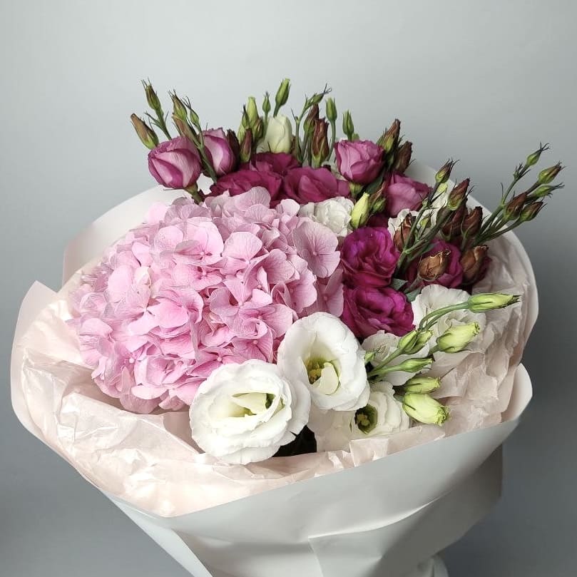 Букет гортензій та еустом 7 шт: Гортензія (Блакитний) - 1
Еустома (Рожевий) - 6
Збірні букети (Рожевий) - 1.