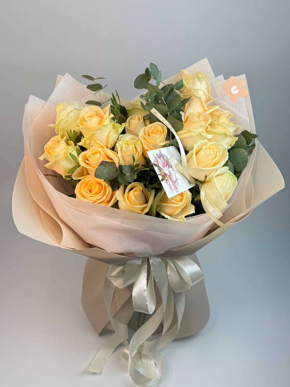 Букет троянд Піч Аваланч 19 шт (70см), Евкаліпт: Троянди (Кремова) - 18
Збірні букети (Кремова) - 1.