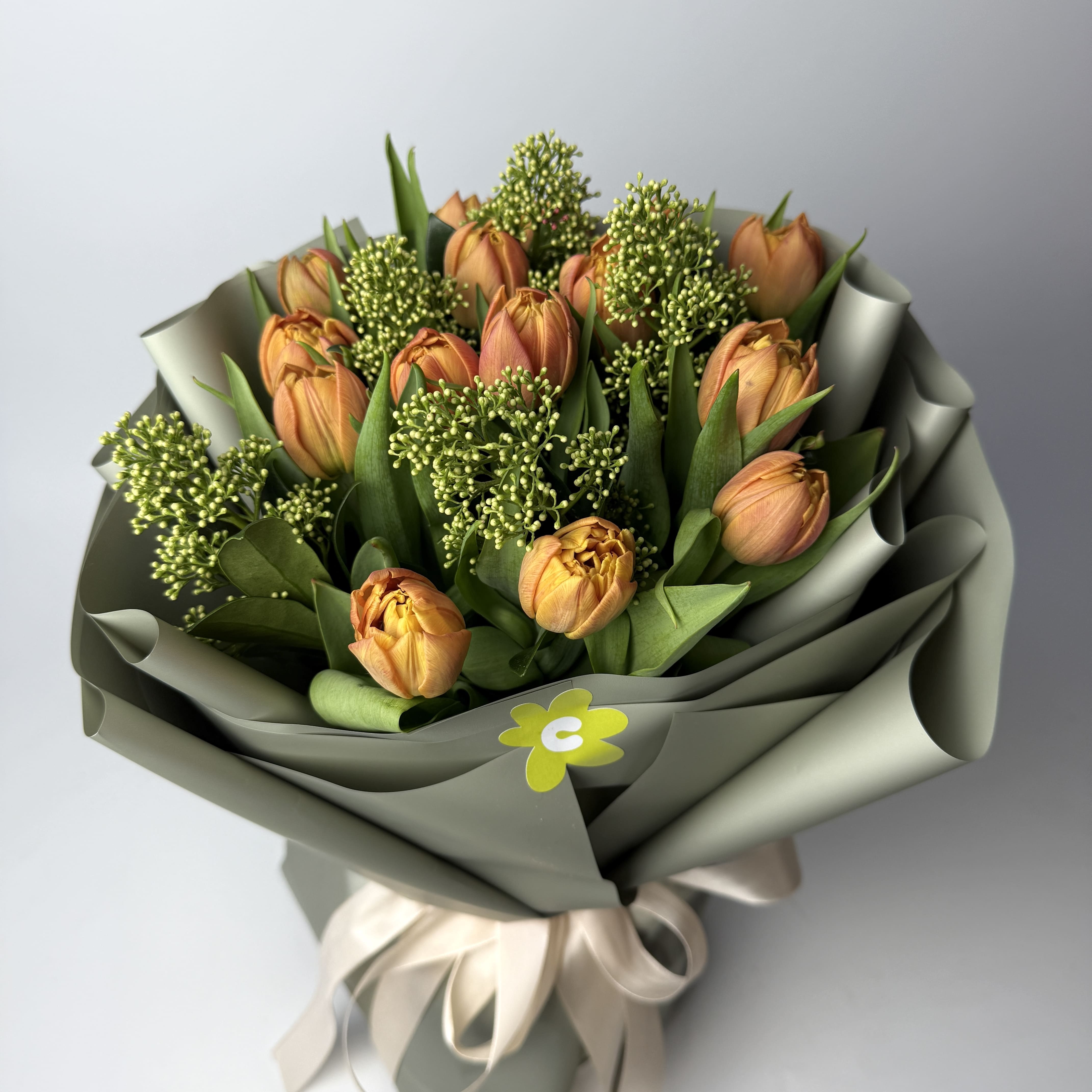 Букет тюльпанів 19 шт, скіммія image