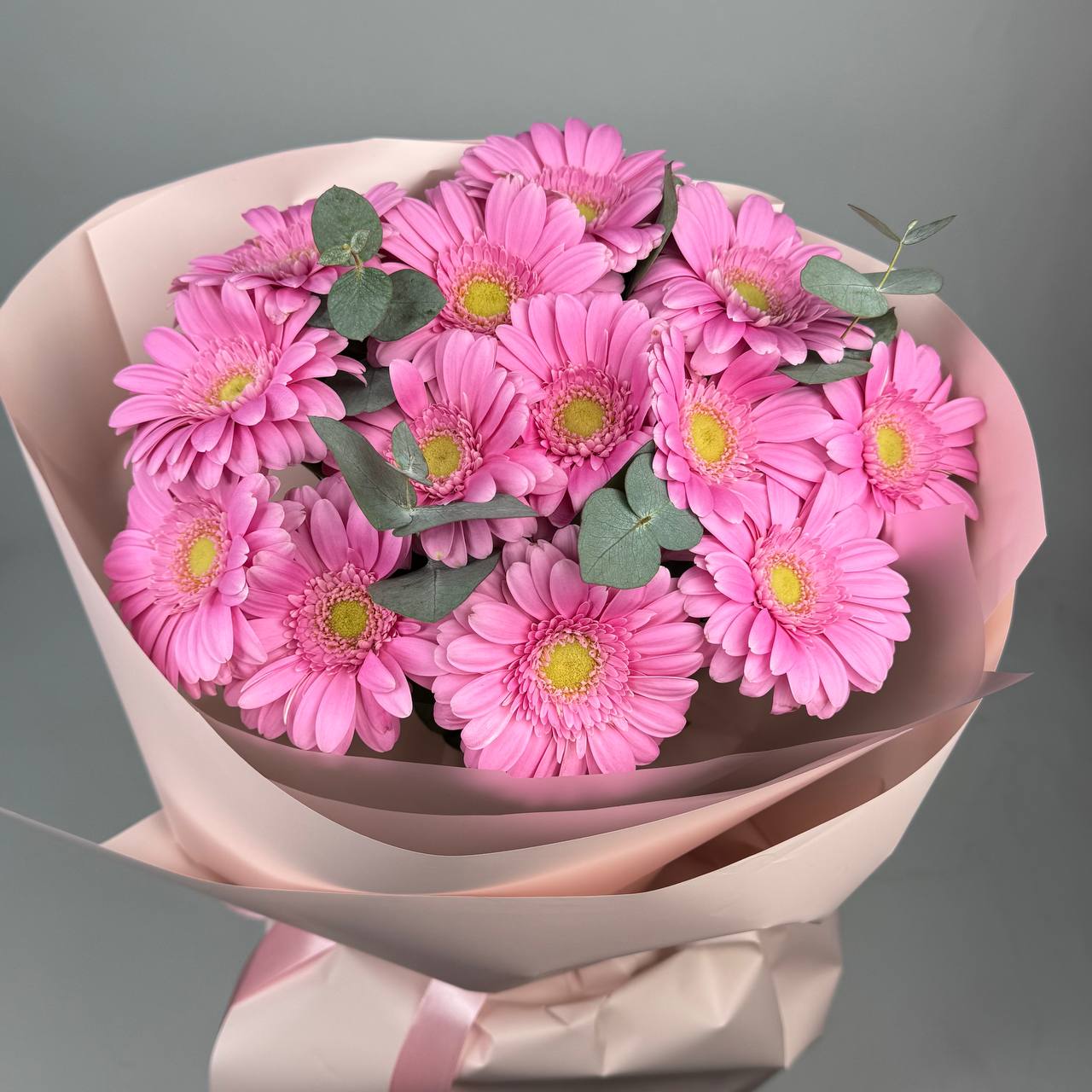 Букет гербер рожевих 13 шт, евкаліпт: Збірні букети (Рожевий) - 13
Гербери (Рожевий) - 13.