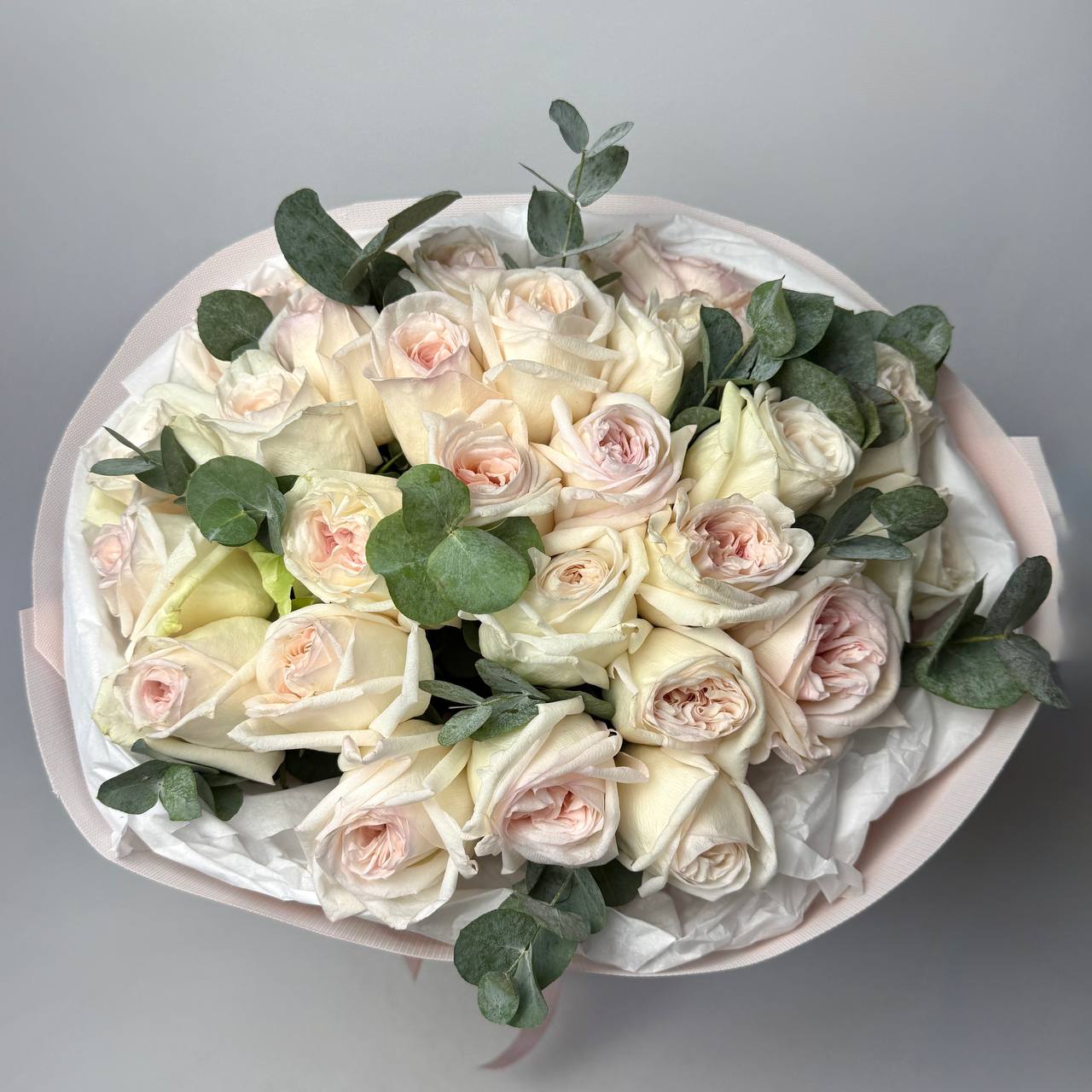 Букет троянд Вайт Охара 25 шт, Евкаліпт image
