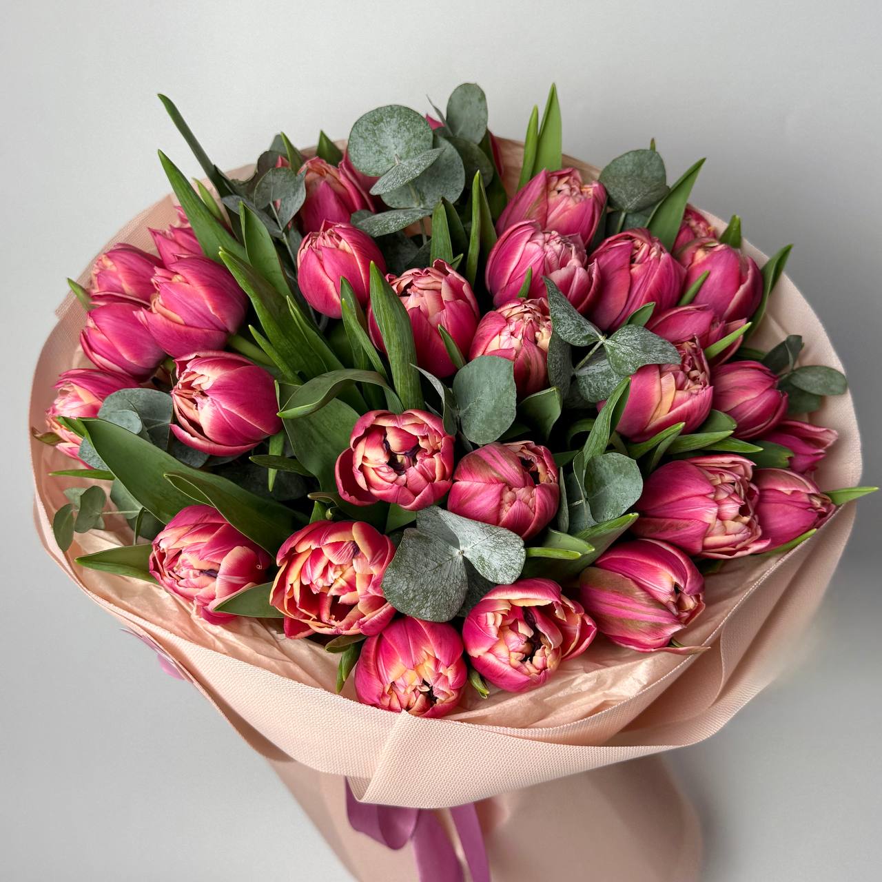 Букет тюльпанів Колумбус 31 шт, Евкаліпт image