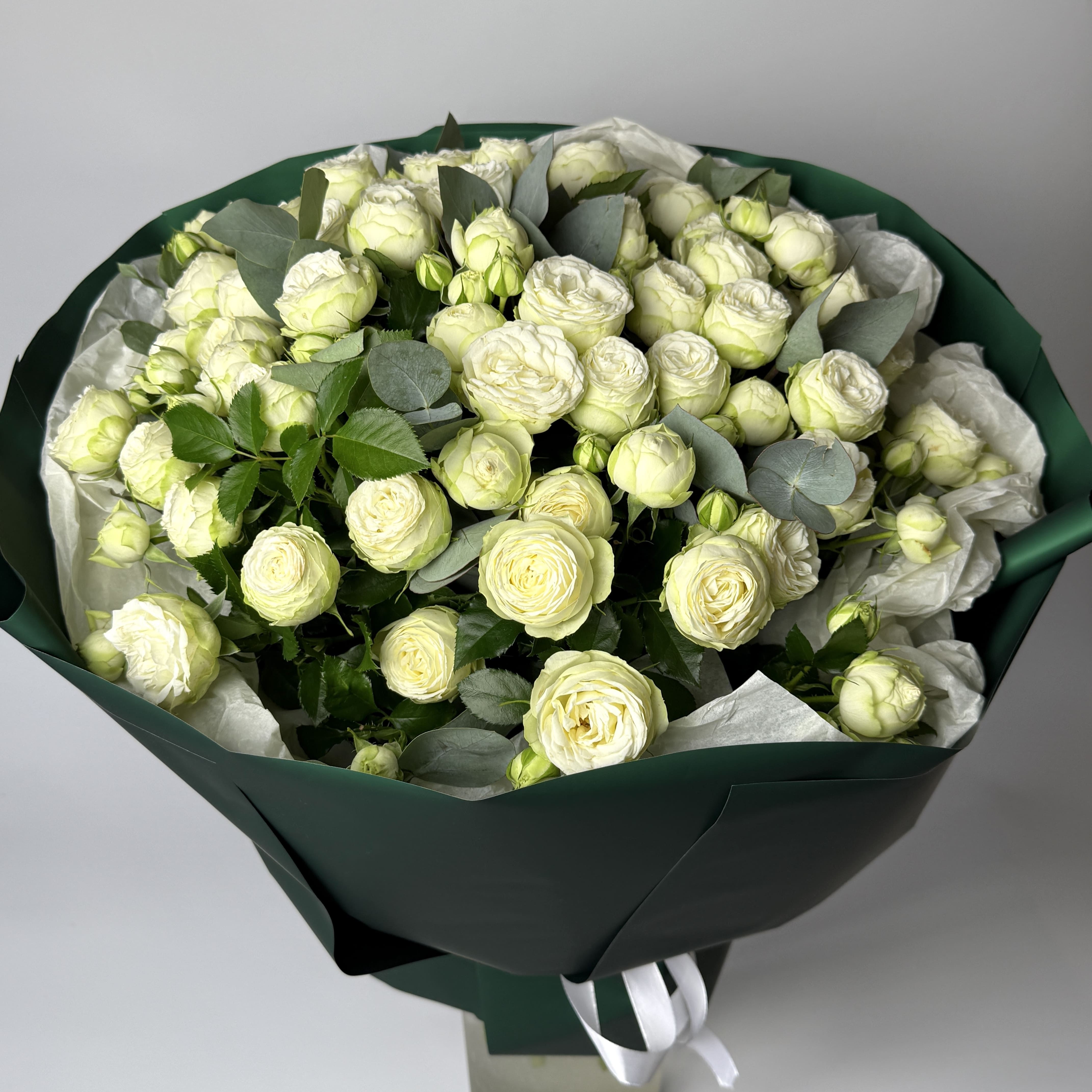 Букет троянд Сноу Волд 19 шт, Евкаліпт: Кущові троянди (Білий) - 19
Збірні букети (Білий) - 19.