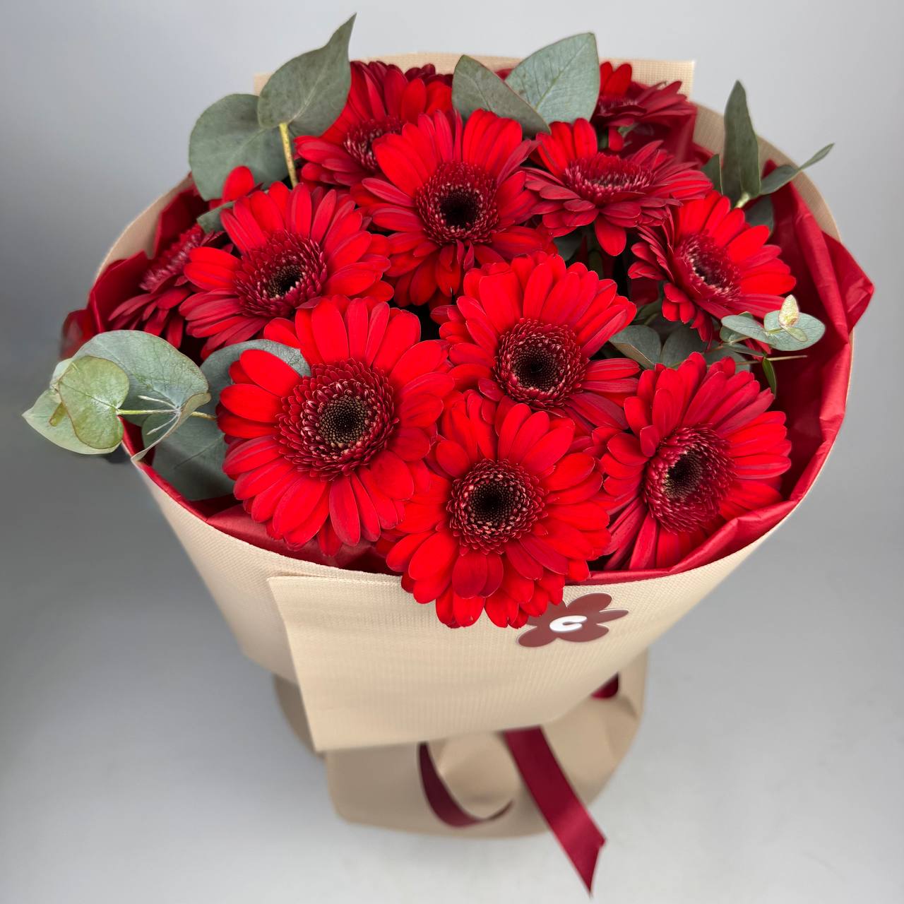 Букет червоних гербер 13 шт, евкаліпт image