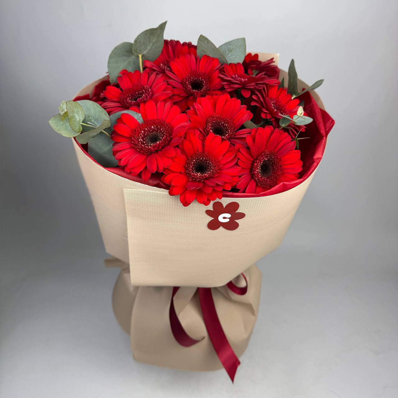 Букет червоних гербер 13 шт, евкаліпт: Гербери (Червоний) - 13.