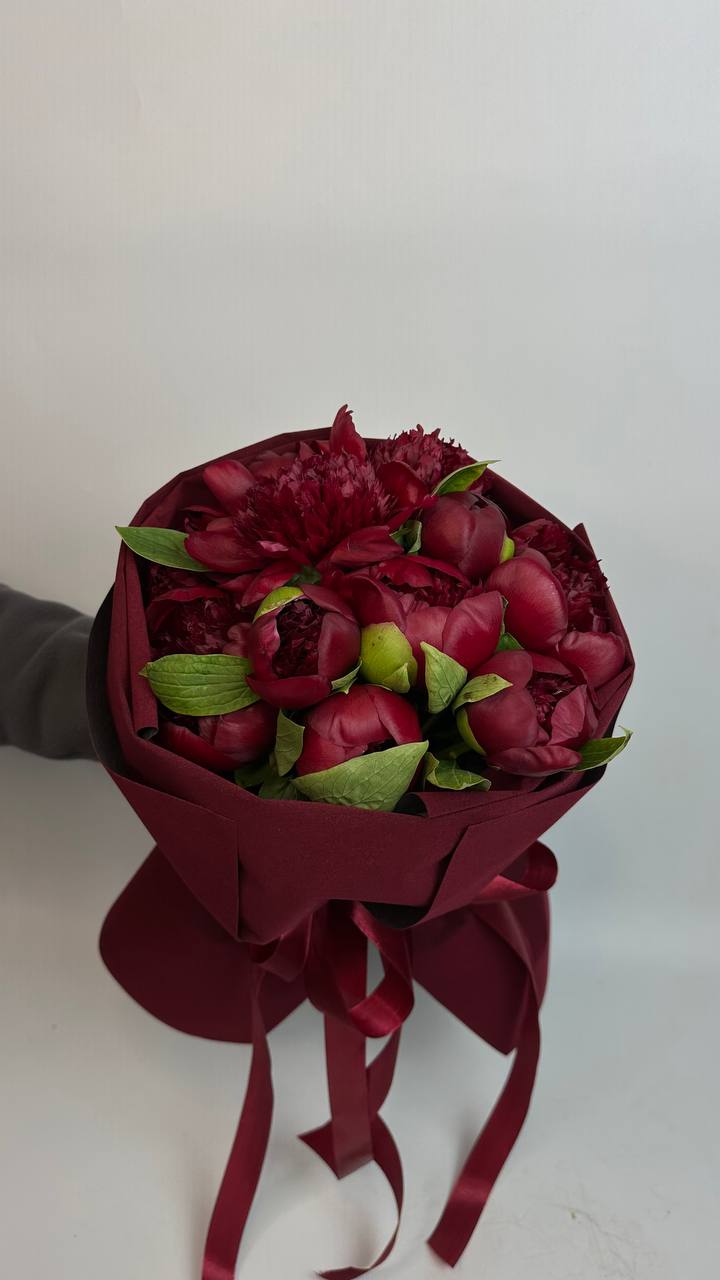 Букет з бордових півоній 13 шт image