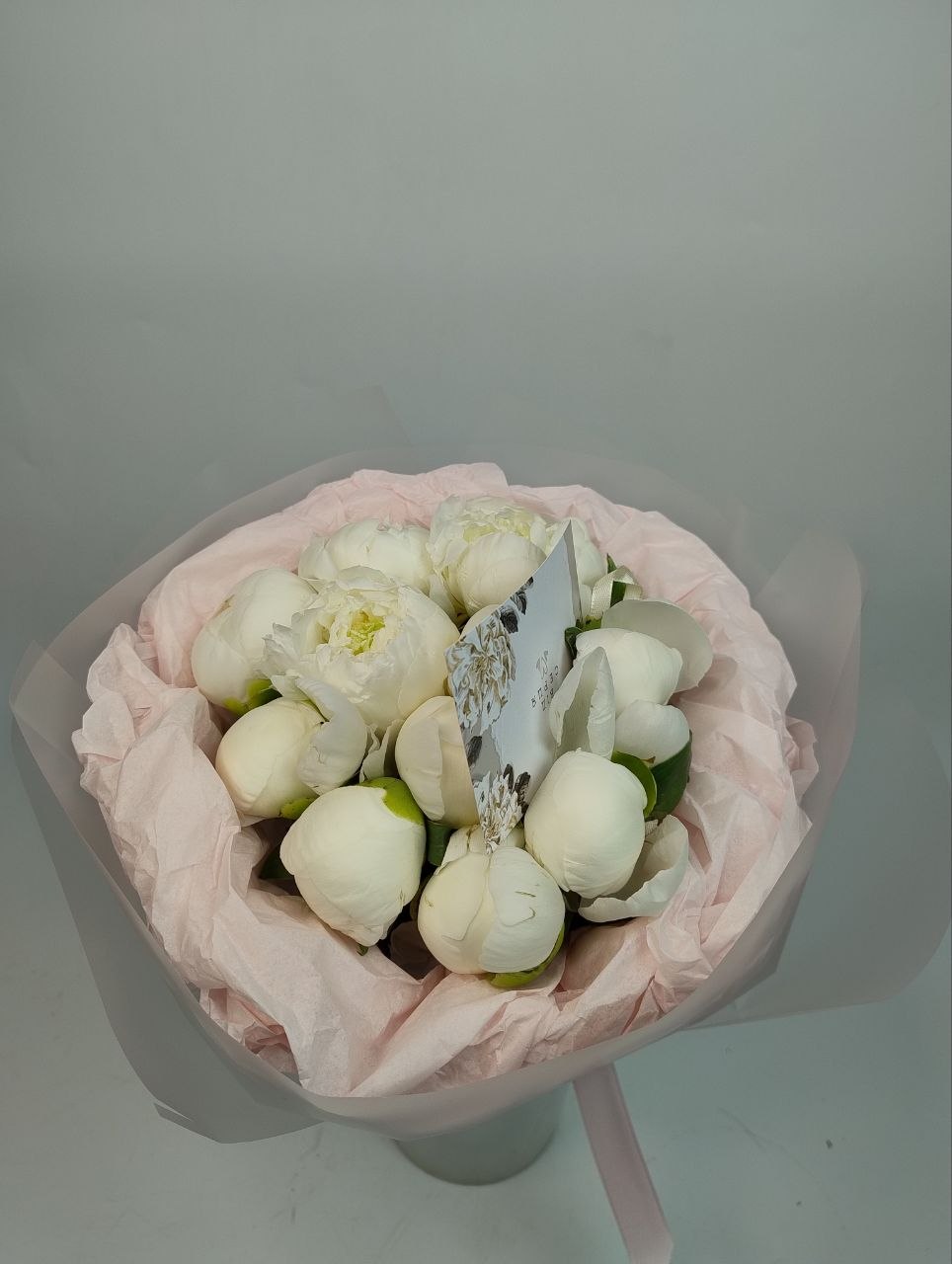 Букет з білих півоній 11 шт image