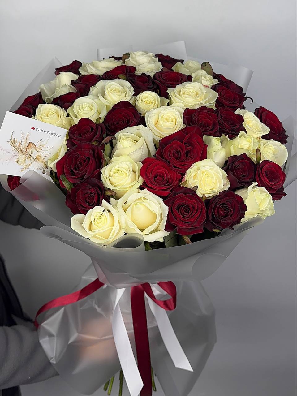 Букет троянд Мікс Аваланч, Гран прі 51 шт (80см): Троянди (Червоний) - 25
Троянди (Білий) - 26
Збірні букети (Мікс) - 51.